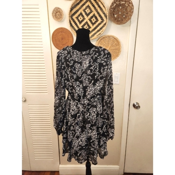 LAST ONE! Black And White V-Neck Mini Dress With Long Sleeves - Picture 7 of 7